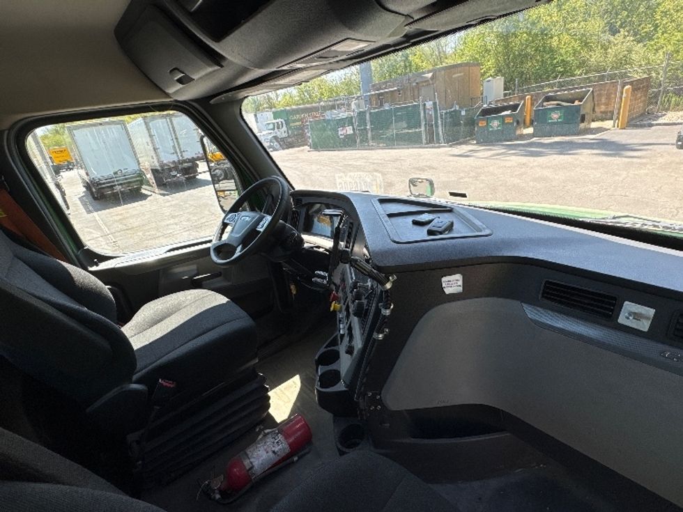 Day Cab Tractor-Heavy Duty Tractors-Freightliner-2020-T12664ST-Parsippany-NJ-264,915\n\t\tmiles-$ 57,000 - Image 14