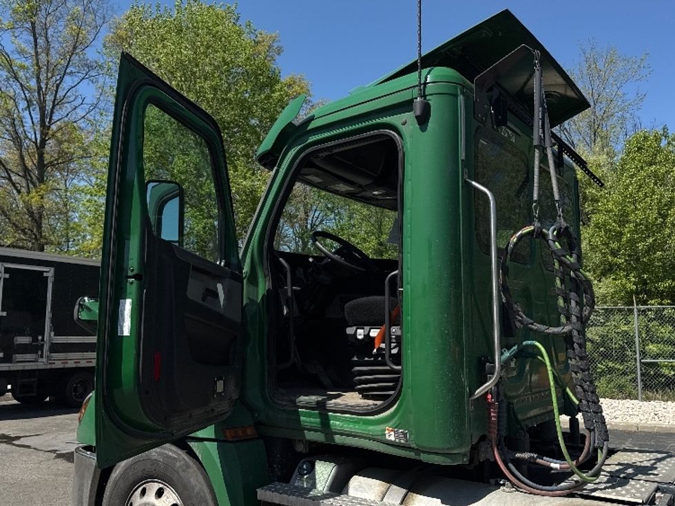 Day Cab Tractor-Heavy Duty Tractors-Freightliner-2020-T12664ST-Parsippany-NJ-264,915\n\t\tmiles-$ 57,000 - Image 9
