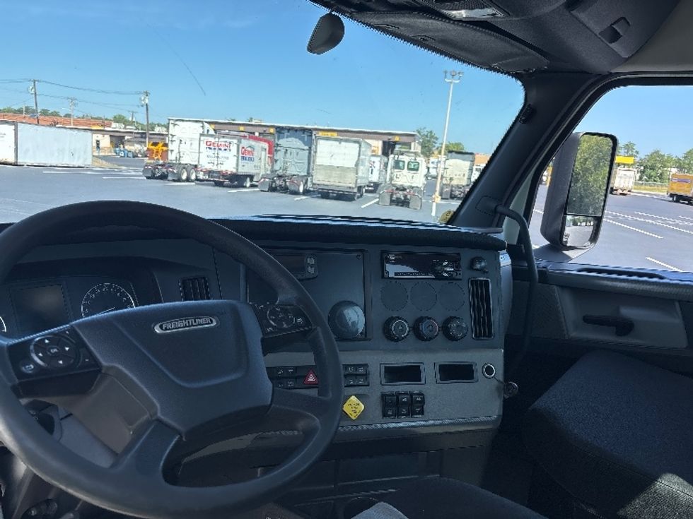 Day Cab Tractor-Heavy Duty Tractors-Freightliner-2020-T12664ST-Pennsauken-NJ-311,640\n\t\tmiles-$ 54,250 - Image 10