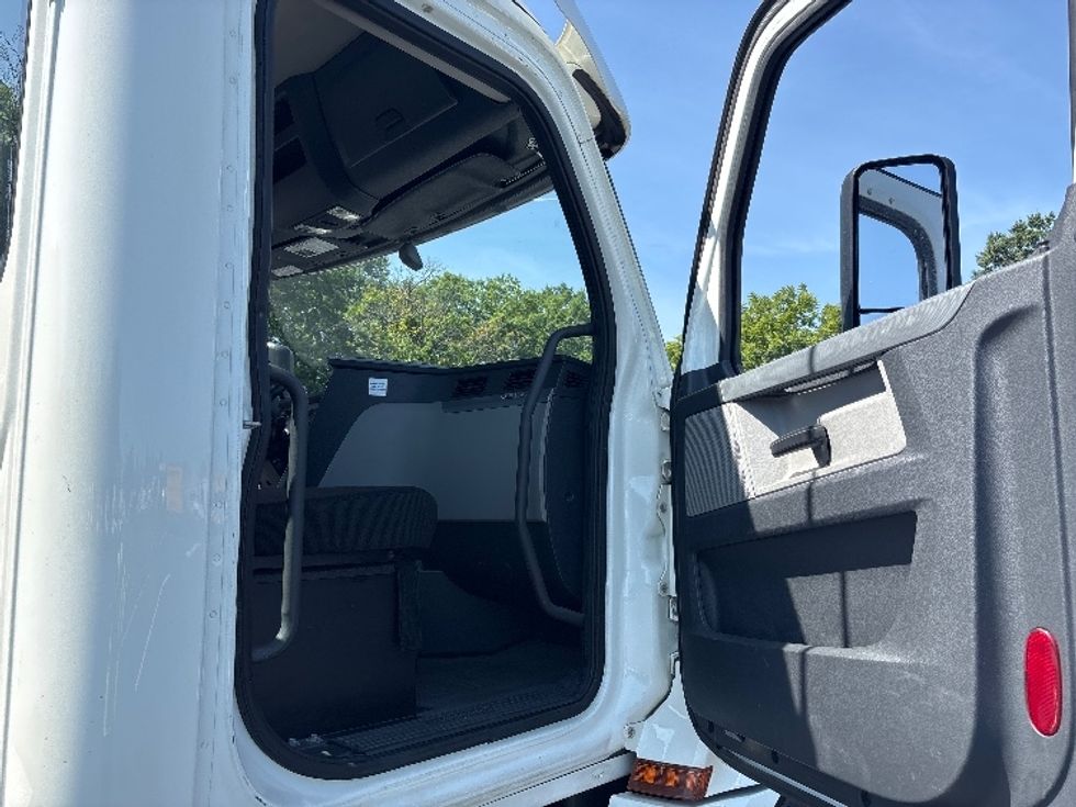 Day Cab Tractor-Heavy Duty Tractors-Freightliner-2020-T12664ST-Pennsauken-NJ-311,640\n\t\tmiles-$ 54,250 - Image 12