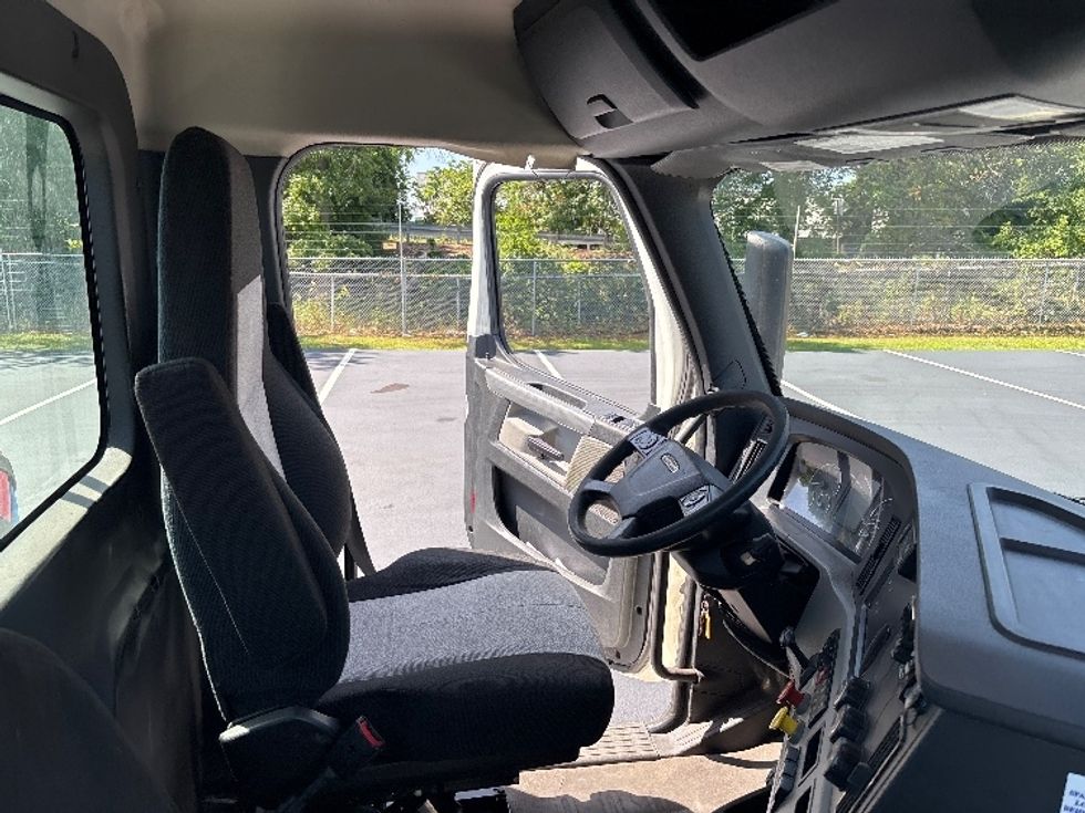 Day Cab Tractor-Heavy Duty Tractors-Freightliner-2020-T12664ST-Pennsauken-NJ-311,640\n\t\tmiles-$ 54,250 - Image 14
