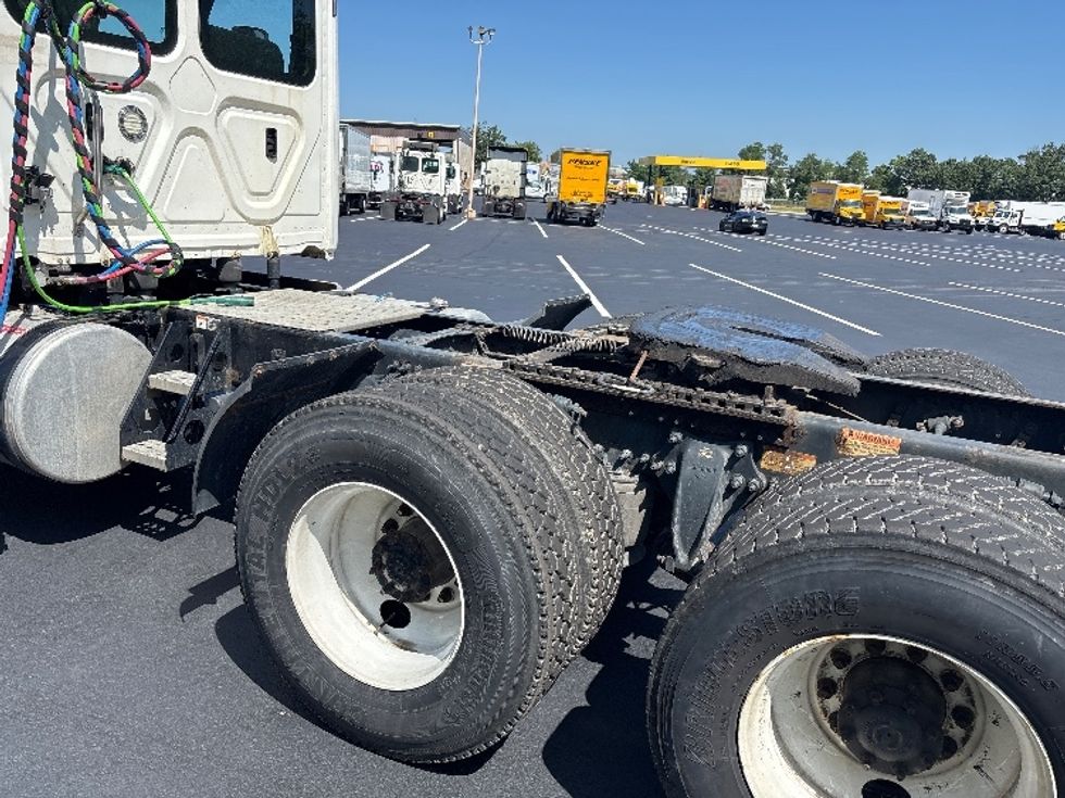 Day Cab Tractor-Heavy Duty Tractors-Freightliner-2020-T12664ST-Pennsauken-NJ-311,640\n\t\tmiles-$ 54,250 - Image 17