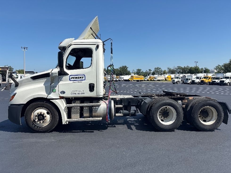 Day Cab Tractor-Heavy Duty Tractors-Freightliner-2020-T12664ST-Pennsauken-NJ-311,640\n\t\tmiles-$ 54,250 - Image 4