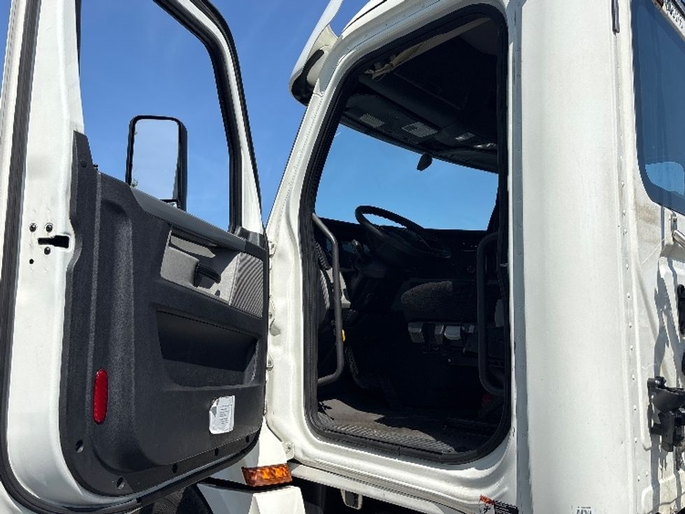 Day Cab Tractor-Heavy Duty Tractors-Freightliner-2020-T12664ST-Pennsauken-NJ-311,640\n\t\tmiles-$ 54,250 - Image 9