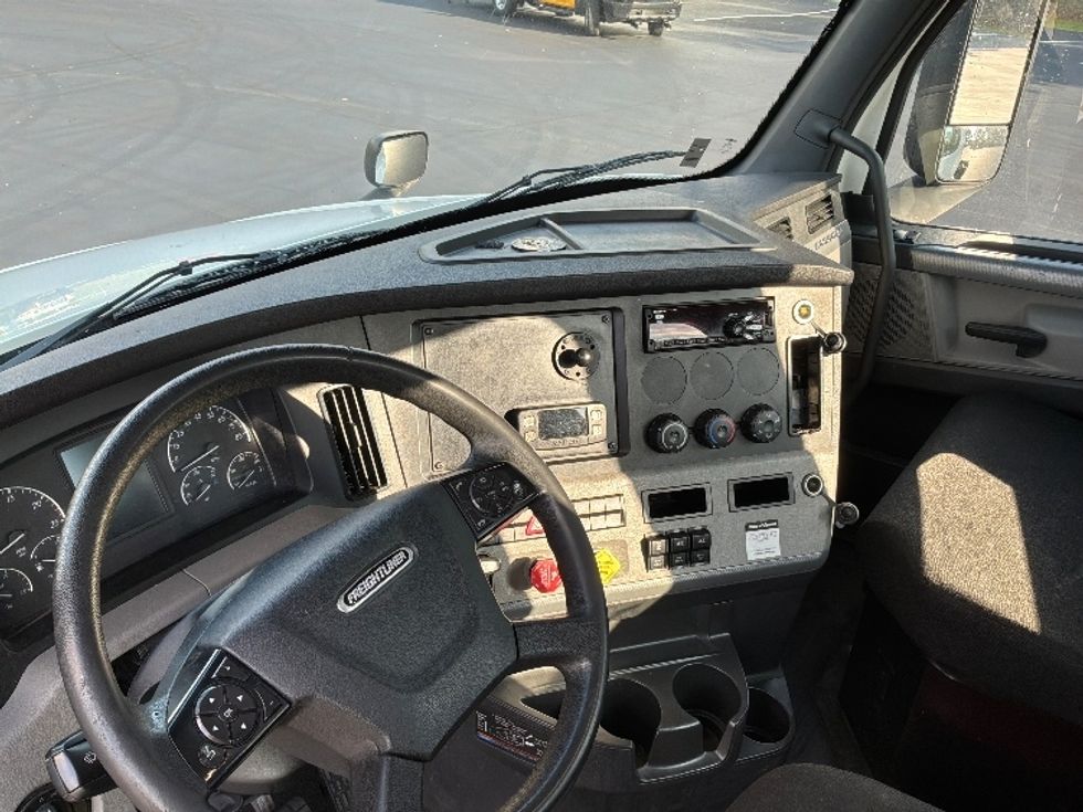 Day Cab Tractor-Heavy Duty Tractors-Freightliner-2020-T12664ST-Pennsauken-NJ-315,421\n\t\tmiles-$ 55,000 - Image 10
