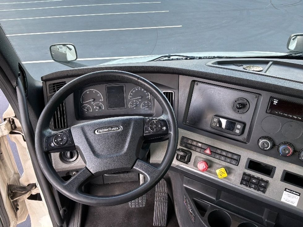 Day Cab Tractor-Heavy Duty Tractors-Freightliner-2020-T12664ST-Pennsauken-NJ-315,421\n\t\tmiles-$ 55,000 - Image 11