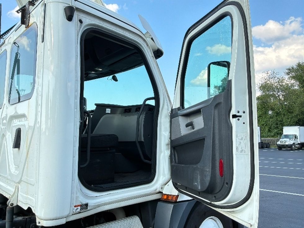 Day Cab Tractor-Heavy Duty Tractors-Freightliner-2020-T12664ST-Pennsauken-NJ-315,421\n\t\tmiles-$ 55,000 - Image 12