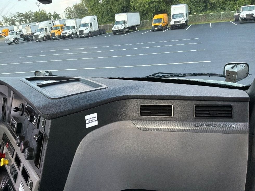 Day Cab Tractor-Heavy Duty Tractors-Freightliner-2020-T12664ST-Pennsauken-NJ-315,421\n\t\tmiles-$ 55,000 - Image 13