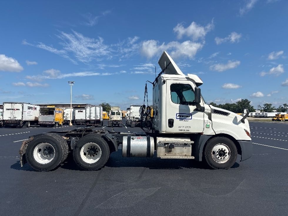 Day Cab Tractor-Heavy Duty Tractors-Freightliner-2020-T12664ST-Pennsauken-NJ-315,421\n\t\tmiles-$ 55,000 - Image 8