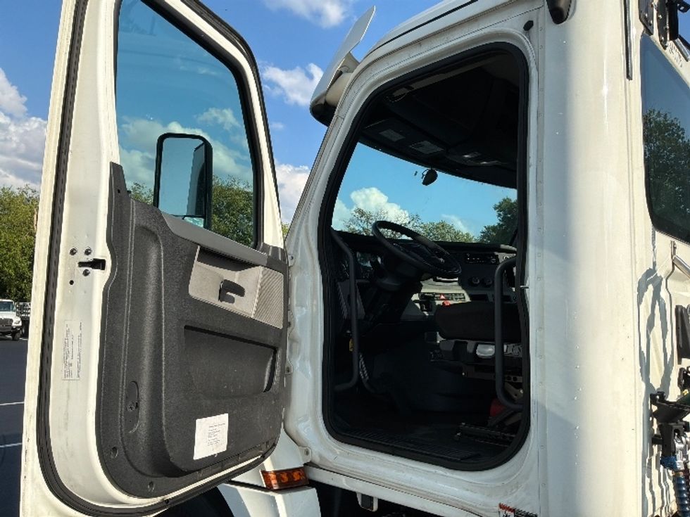 Day Cab Tractor-Heavy Duty Tractors-Freightliner-2020-T12664ST-Pennsauken-NJ-315,421\n\t\tmiles-$ 55,000 - Image 9