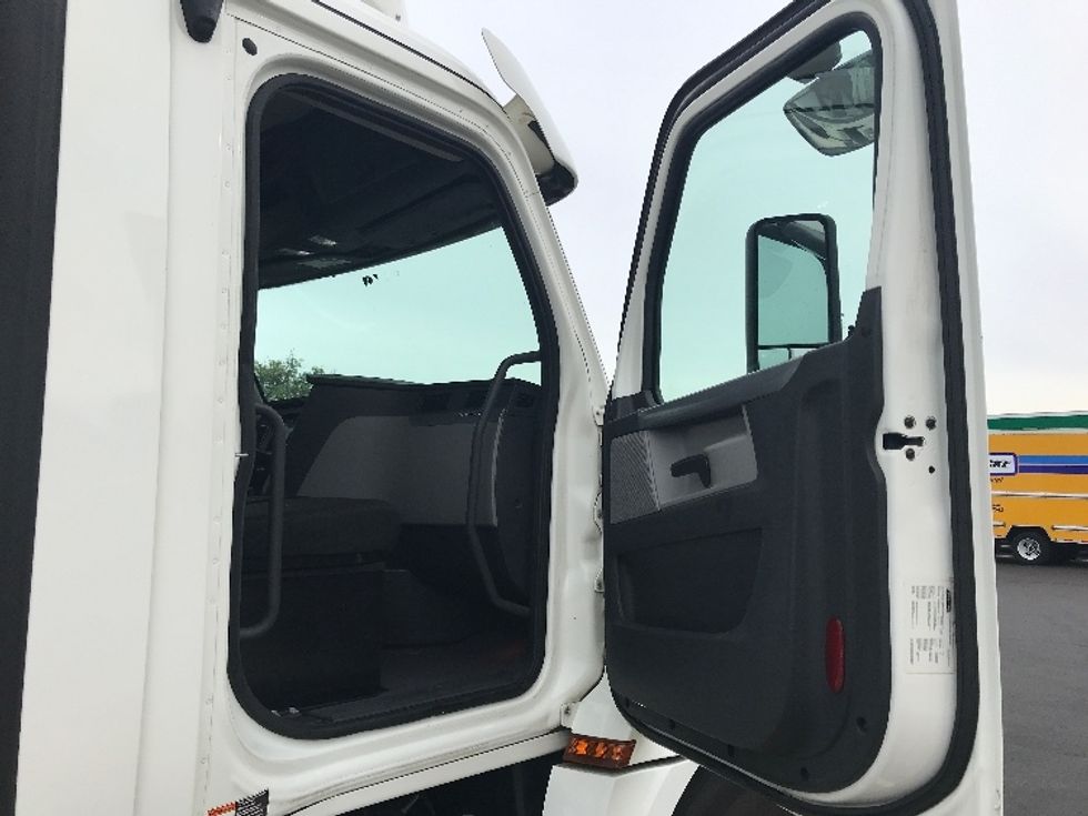 Day Cab Tractor-Heavy Duty Tractors-Freightliner-2020-T12664ST-Pennsauken-NJ-337,165\n\t\tmiles-$ 51,500 - Image 12