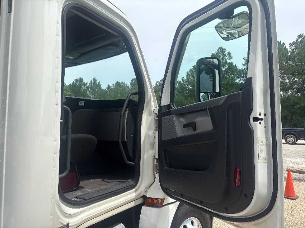 Day Cab Tractor-Heavy Duty Tractors-Freightliner-2020-T12664ST-Pensacola-FL-257,232\n\t\tmiles-$ 62,750 - Image 12
