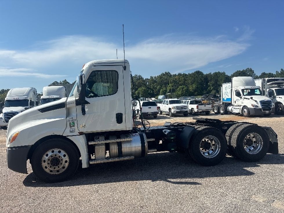 Day Cab Tractor-Heavy Duty Tractors-Freightliner-2020-T12664ST-Pensacola-FL-257,232\n\t\tmiles-$ 62,750 - Image 4