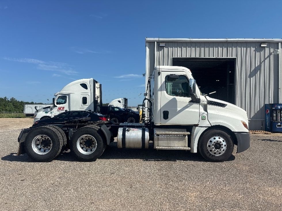 Day Cab Tractor-Heavy Duty Tractors-Freightliner-2020-T12664ST-Pensacola-FL-257,232\n\t\tmiles-$ 62,750 - Image 8
