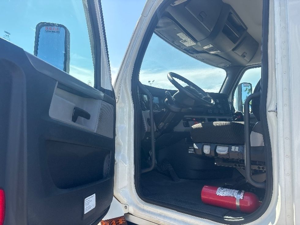 Day Cab Tractor-Heavy Duty Tractors-Freightliner-2020-T12664ST-Pensacola-FL-257,232\n\t\tmiles-$ 62,750 - Image 9