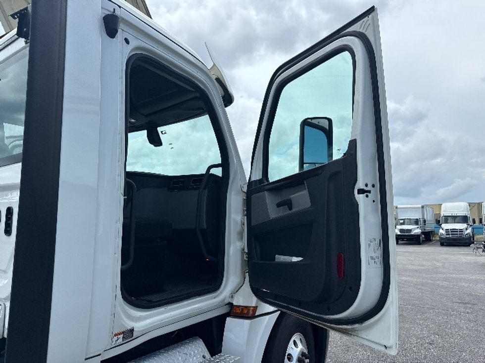 Day Cab Tractor-Heavy Duty Tractors-Freightliner-2020-T12664ST-Pensacola-FL-371,940\n\t\tmiles-$ 58,250 - Image 12