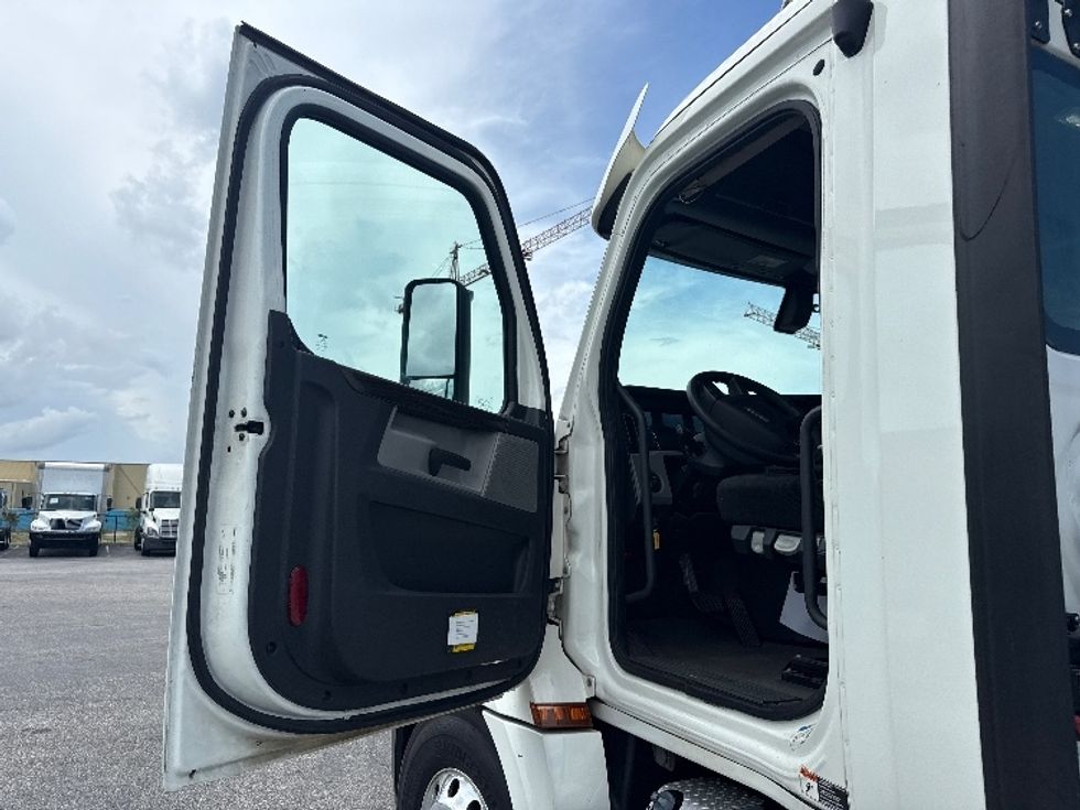 Day Cab Tractor-Heavy Duty Tractors-Freightliner-2020-T12664ST-Pensacola-FL-371,940\n\t\tmiles-$ 58,250 - Image 9