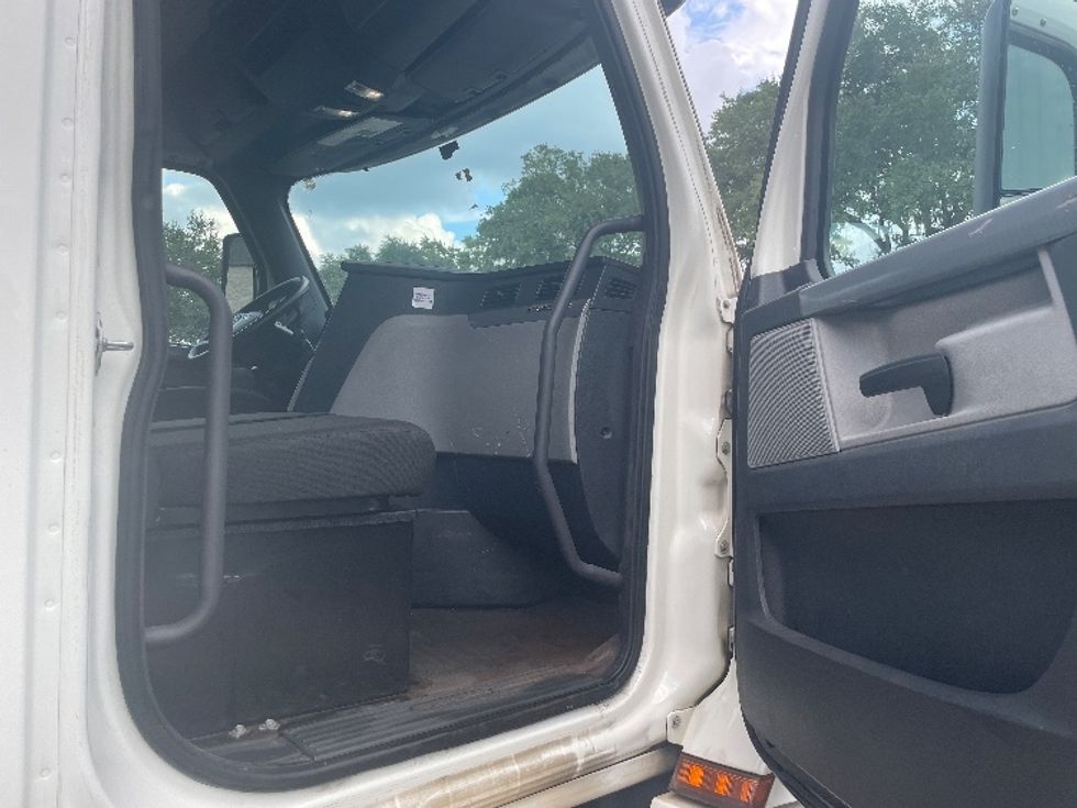 Day Cab Tractor-Heavy Duty Tractors-Freightliner-2020-T12664ST-Pensacola-FL-426,710\n\t\tmiles-$ 47,500 - Image 9