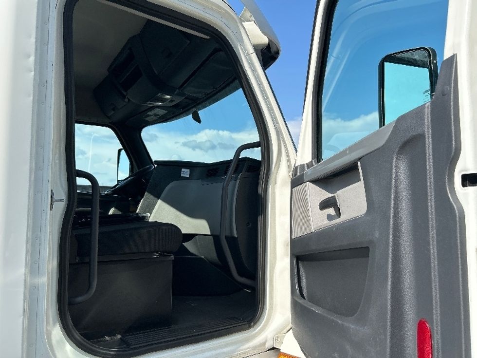 Day Cab Tractor-Heavy Duty Tractors-Freightliner-2020-T12664ST-Pensacola-FL-450,827\n\t\tmiles-$ 44,000 - Image 12