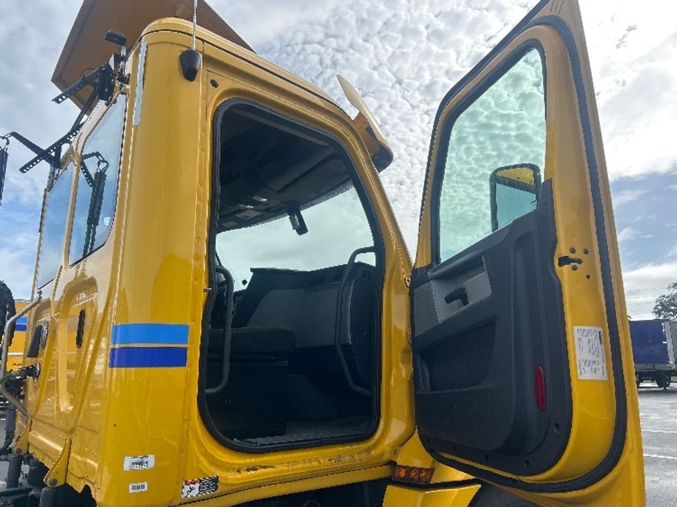 Day Cab Tractor-Heavy Duty Tractors-Freightliner-2020-T12664ST-Pensacola-FL-451,683\n\t\tmiles-$ 44,500 - Image 12