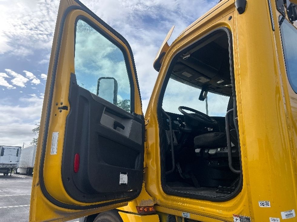 Day Cab Tractor-Heavy Duty Tractors-Freightliner-2020-T12664ST-Pensacola-FL-451,683\n\t\tmiles-$ 44,500 - Image 9