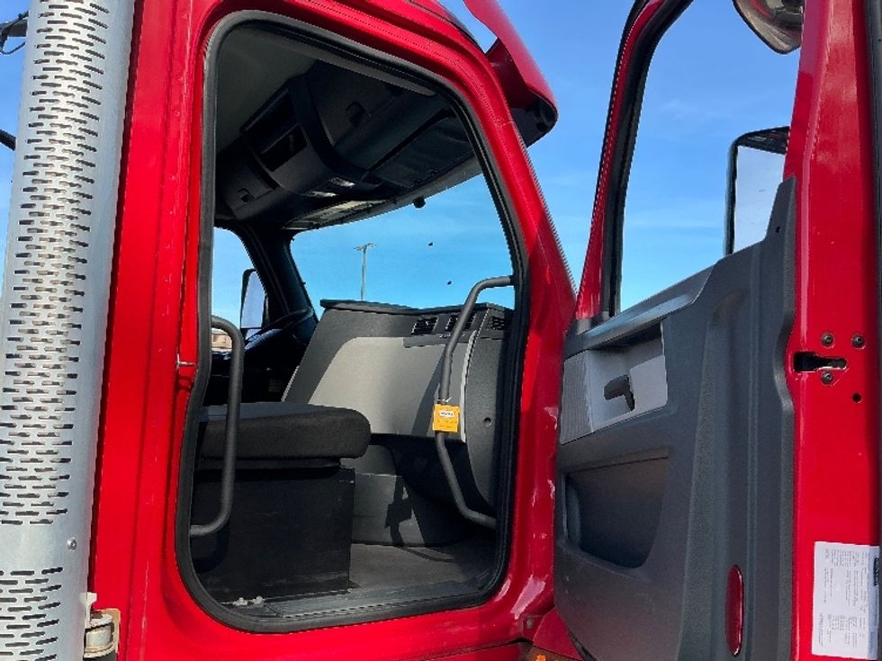 Day Cab Tractor-Heavy Duty Tractors-Freightliner-2020-T12664ST-Pensacola-FL-468,828\n\t\tmiles-$ 48,250 - Image 12