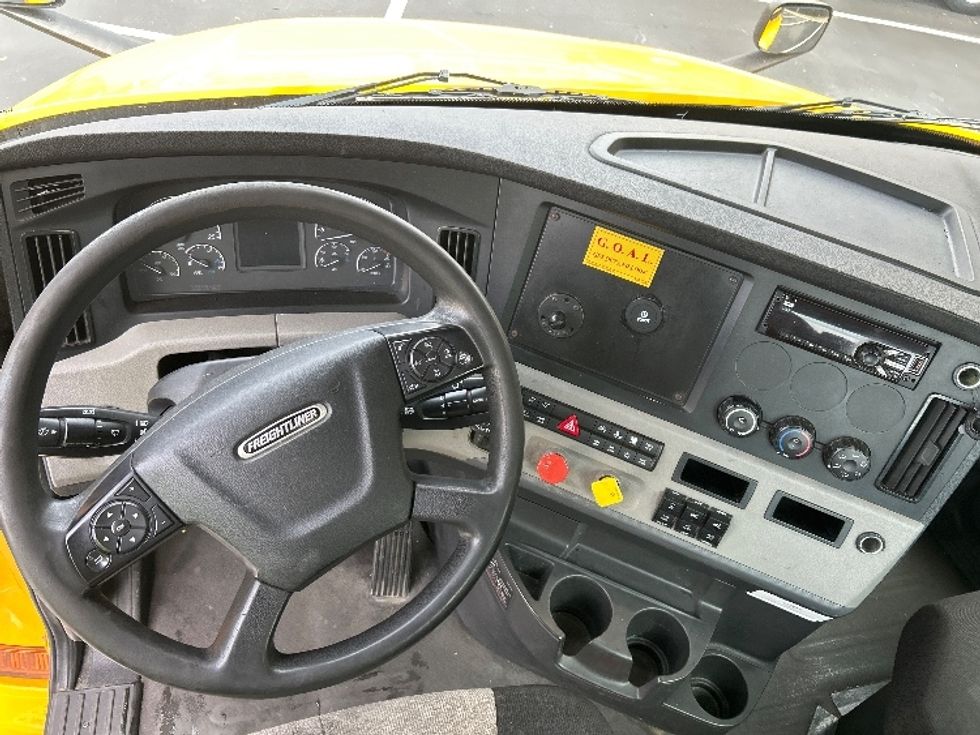 Day Cab Tractor-Heavy Duty Tractors-Freightliner-2020-T12664ST-Pensacola-FL-498,899\n\t\tmiles-$ 41,500 - Image 11