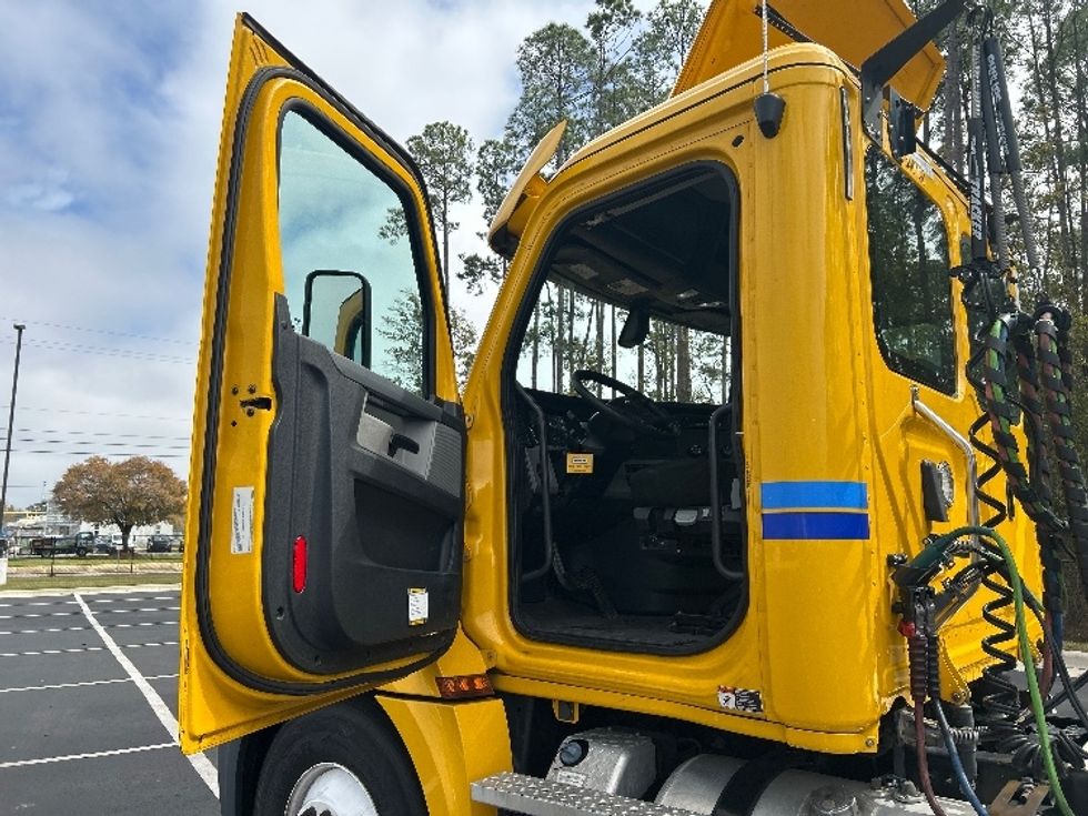 Day Cab Tractor-Heavy Duty Tractors-Freightliner-2020-T12664ST-Pensacola-FL-498,899\n\t\tmiles-$ 41,500 - Image 9