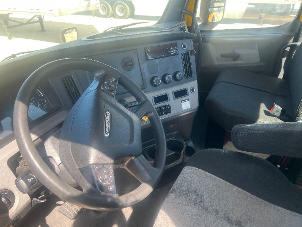 Day Cab Tractor-Heavy Duty Tractors-Freightliner-2020-T12664ST-Pensacola-FL-547,308\n\t\tmiles-$ 38,250 - Image 10