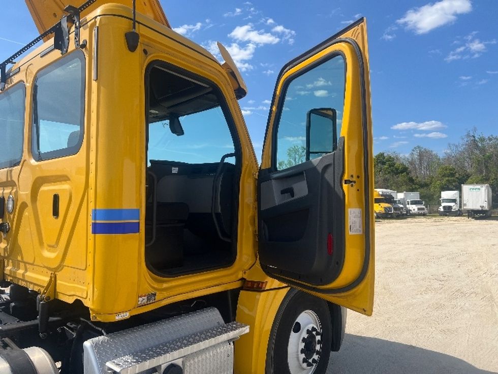 Day Cab Tractor-Heavy Duty Tractors-Freightliner-2020-T12664ST-Pensacola-FL-547,308\n\t\tmiles-$ 38,250 - Image 12