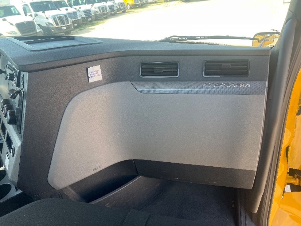 Day Cab Tractor-Heavy Duty Tractors-Freightliner-2020-T12664ST-Pensacola-FL-547,308\n\t\tmiles-$ 38,250 - Image 13