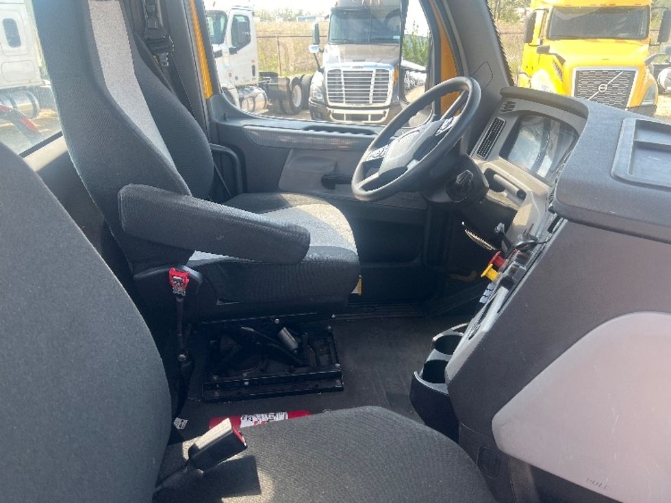 Day Cab Tractor-Heavy Duty Tractors-Freightliner-2020-T12664ST-Pensacola-FL-547,308\n\t\tmiles-$ 38,250 - Image 14