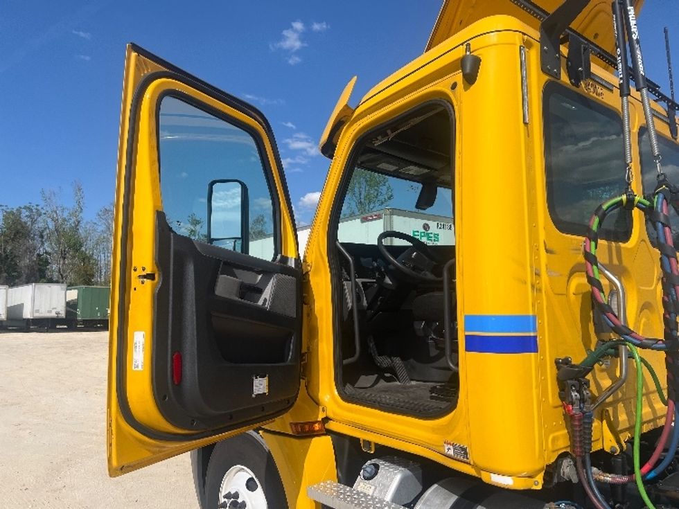 Day Cab Tractor-Heavy Duty Tractors-Freightliner-2020-T12664ST-Pensacola-FL-547,308\n\t\tmiles-$ 38,250 - Image 9