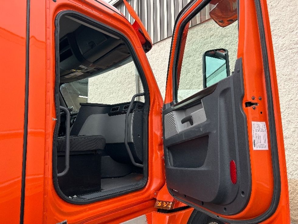 Day Cab Tractor-Heavy Duty Tractors-Freightliner-2020-T12664ST-Peosta-IA-470,898\n\t\tmiles-$ 44,750 - Image 12