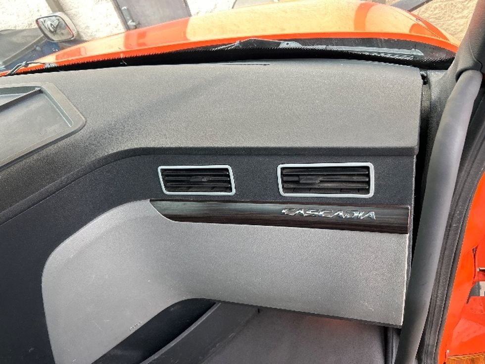 Day Cab Tractor-Heavy Duty Tractors-Freightliner-2020-T12664ST-Peosta-IA-470,898\n\t\tmiles-$ 44,750 - Image 13