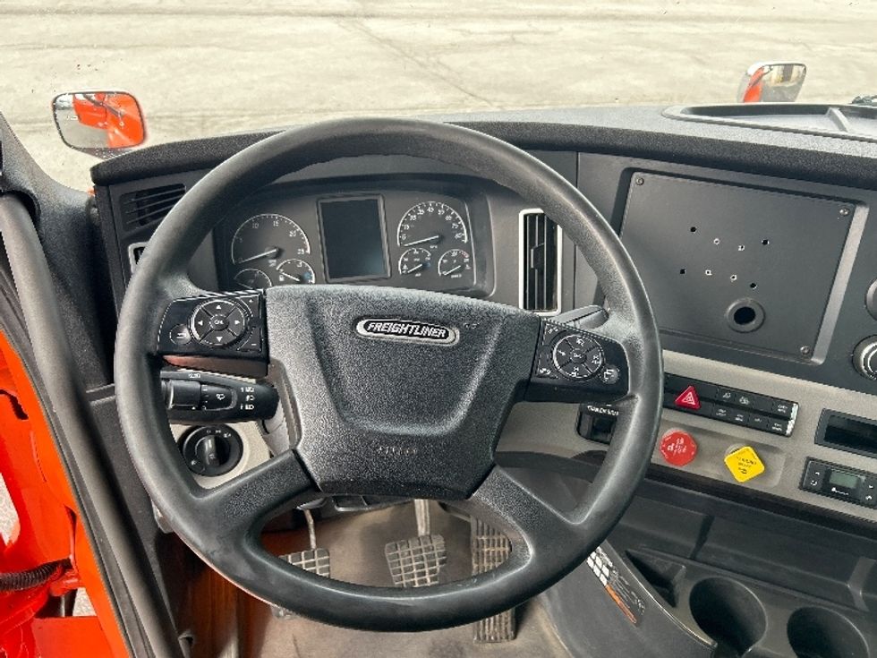 Day Cab Tractor-Heavy Duty Tractors-Freightliner-2020-T12664ST-Peosta-IA-515,752\n\t\tmiles-$ 43,250 - Image 11