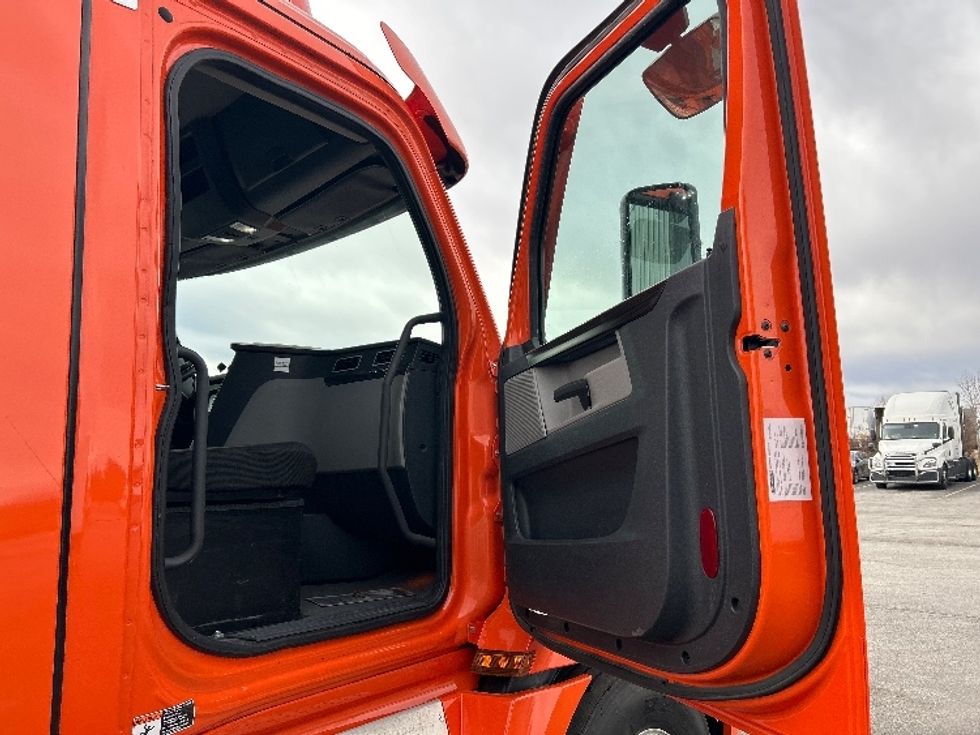 Day Cab Tractor-Heavy Duty Tractors-Freightliner-2020-T12664ST-Peosta-IA-515,752\n\t\tmiles-$ 43,250 - Image 12