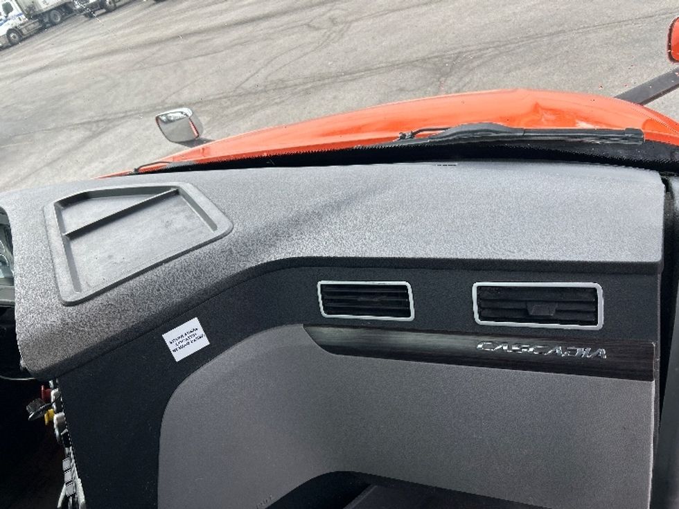 Day Cab Tractor-Heavy Duty Tractors-Freightliner-2020-T12664ST-Peosta-IA-515,752\n\t\tmiles-$ 43,250 - Image 13