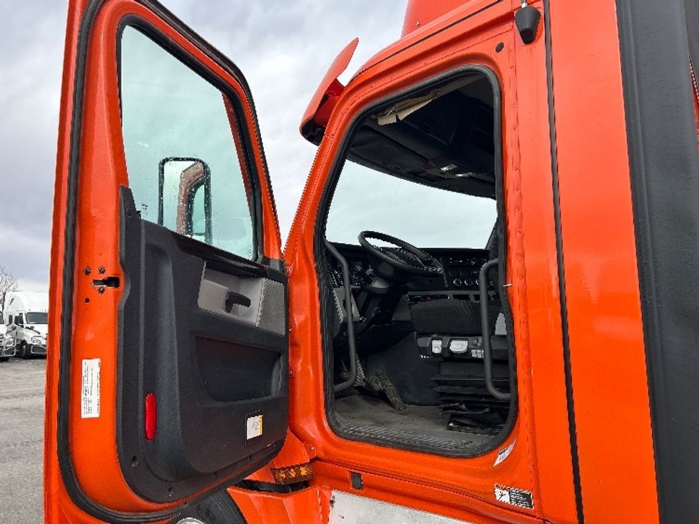 Day Cab Tractor-Heavy Duty Tractors-Freightliner-2020-T12664ST-Peosta-IA-515,752\n\t\tmiles-$ 43,250 - Image 9