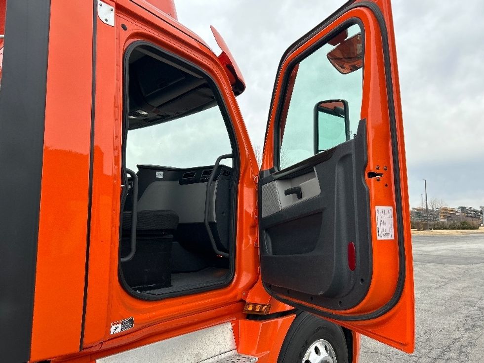 Day Cab Tractor-Heavy Duty Tractors-Freightliner-2020-T12664ST-Peosta-IA-517,253\n\t\tmiles-$ 43,250 - Image 12