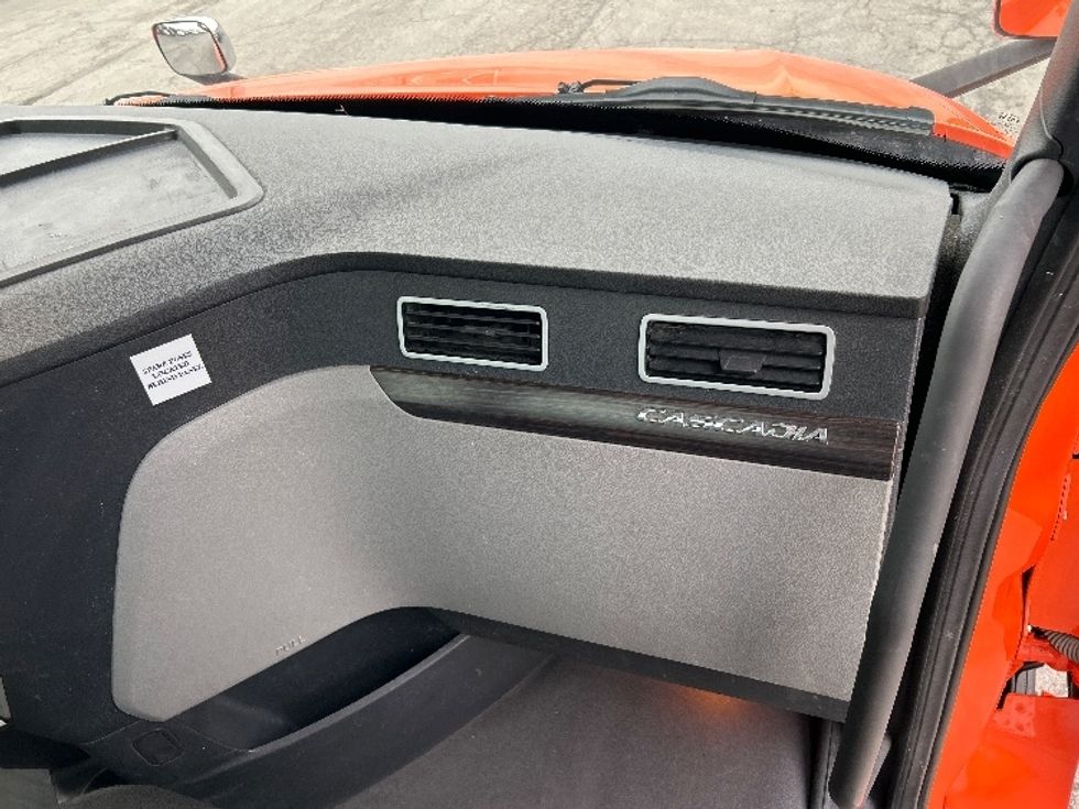 Day Cab Tractor-Heavy Duty Tractors-Freightliner-2020-T12664ST-Peosta-IA-517,253\n\t\tmiles-$ 43,250 - Image 13