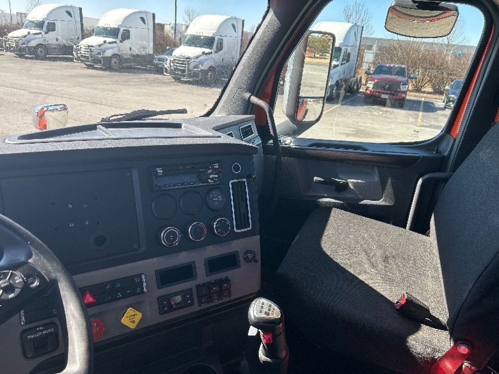 Day Cab Tractor-Heavy Duty Tractors-Freightliner-2020-T12664ST-Peosta-IA-558,607\n\t\tmiles-$ 38,750 - Image 10
