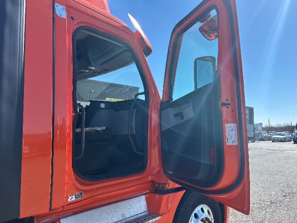 Day Cab Tractor-Heavy Duty Tractors-Freightliner-2020-T12664ST-Peosta-IA-558,607\n\t\tmiles-$ 38,750 - Image 12