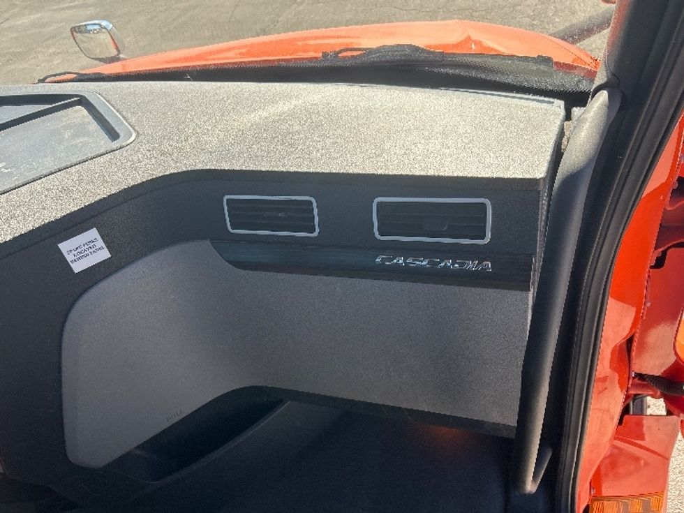 Day Cab Tractor-Heavy Duty Tractors-Freightliner-2020-T12664ST-Peosta-IA-558,607\n\t\tmiles-$ 38,750 - Image 13