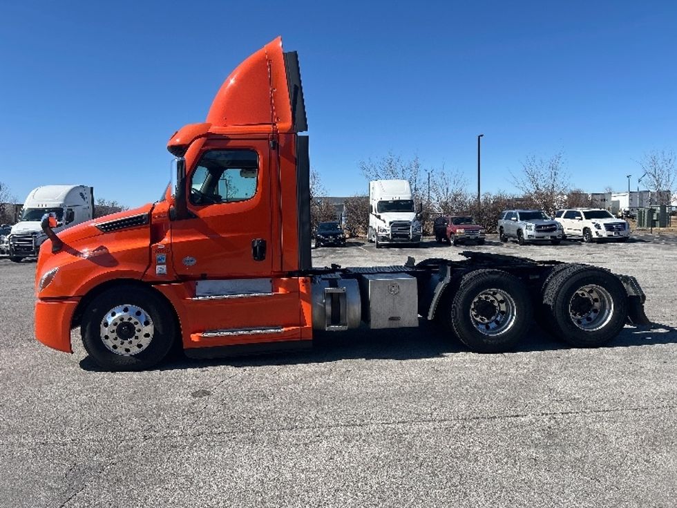 Day Cab Tractor-Heavy Duty Tractors-Freightliner-2020-T12664ST-Peosta-IA-558,607\n\t\tmiles-$ 38,750 - Image 4