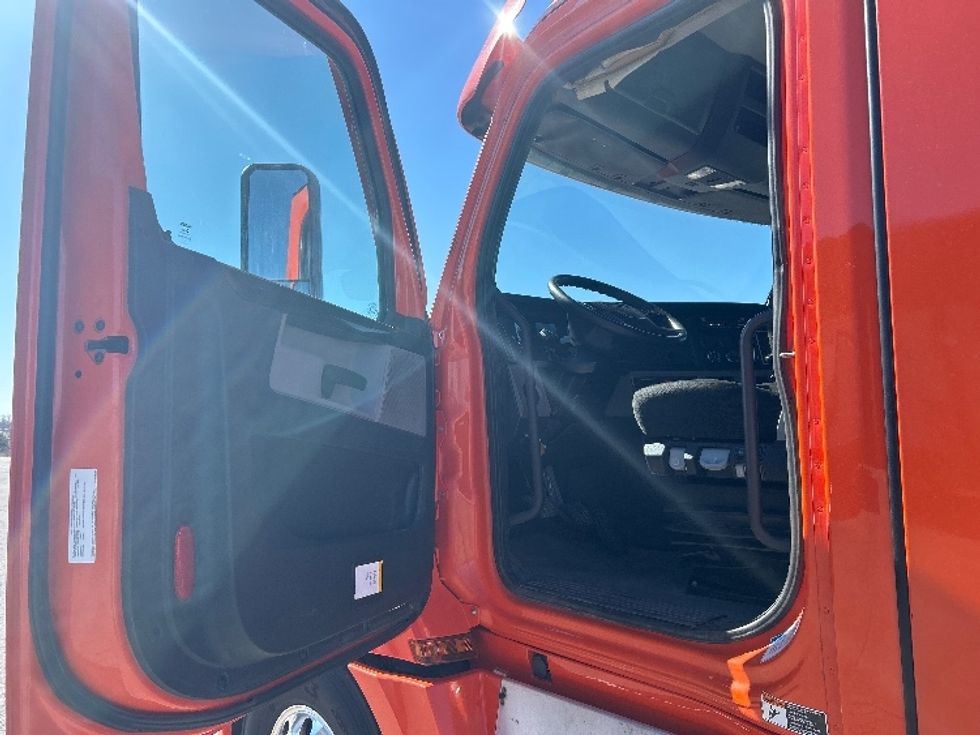 Day Cab Tractor-Heavy Duty Tractors-Freightliner-2020-T12664ST-Peosta-IA-558,607\n\t\tmiles-$ 38,750 - Image 9