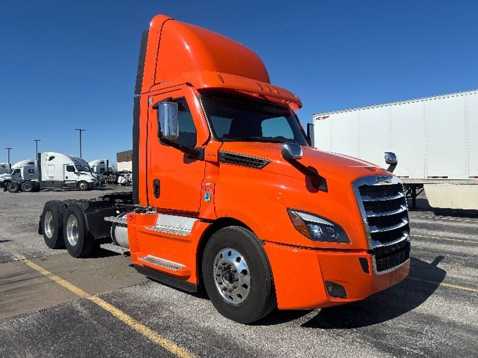 Day Cab Tractor-Heavy Duty Tractors-Freightliner-2020-T12664ST-Peosta-IA-583,489\n\t\tmiles-$ 36,000 - Image 1