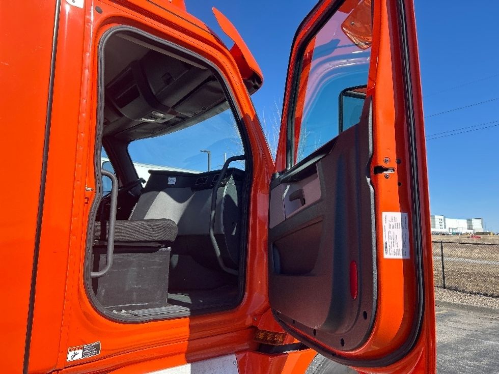 Day Cab Tractor-Heavy Duty Tractors-Freightliner-2020-T12664ST-Peosta-IA-583,489\n\t\tmiles-$ 36,000 - Image 12