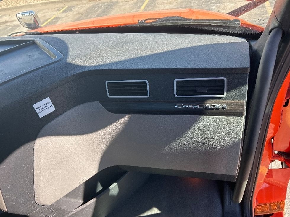 Day Cab Tractor-Heavy Duty Tractors-Freightliner-2020-T12664ST-Peosta-IA-583,489\n\t\tmiles-$ 36,000 - Image 13