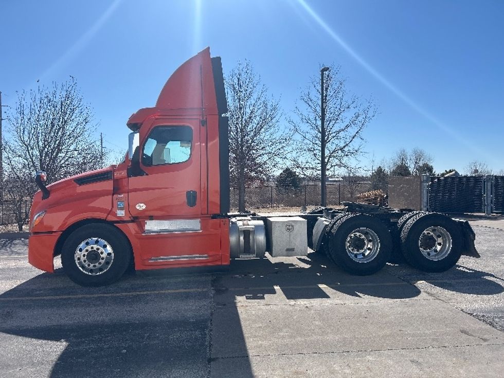 Day Cab Tractor-Heavy Duty Tractors-Freightliner-2020-T12664ST-Peosta-IA-583,489\n\t\tmiles-$ 36,000 - Image 4